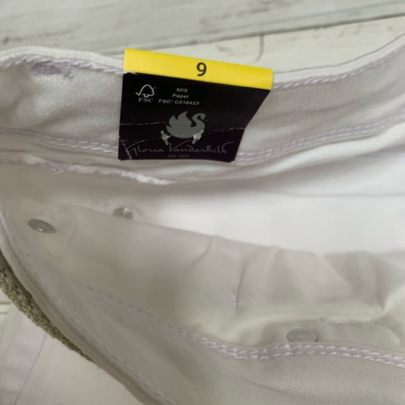 NWT Gloria Vanderbilt White Slimming Capris Sz. 6 - Picture 14 of 16